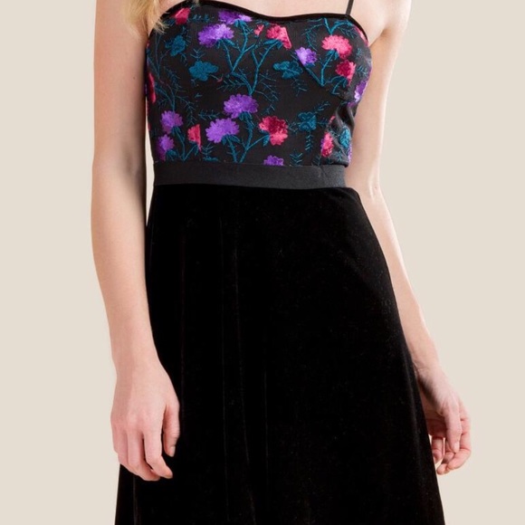 Francesca's Tara Embroidered Velvet Dress NWT Med - Picture 2 of 8
